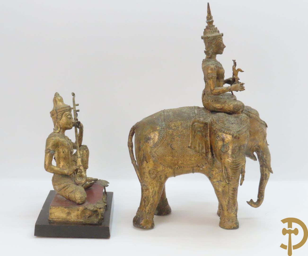 Orientaalse kopersculptuur van driekoppige olifant met boedhisatsvat + koperen boedhistische figuur met snaarinstrument