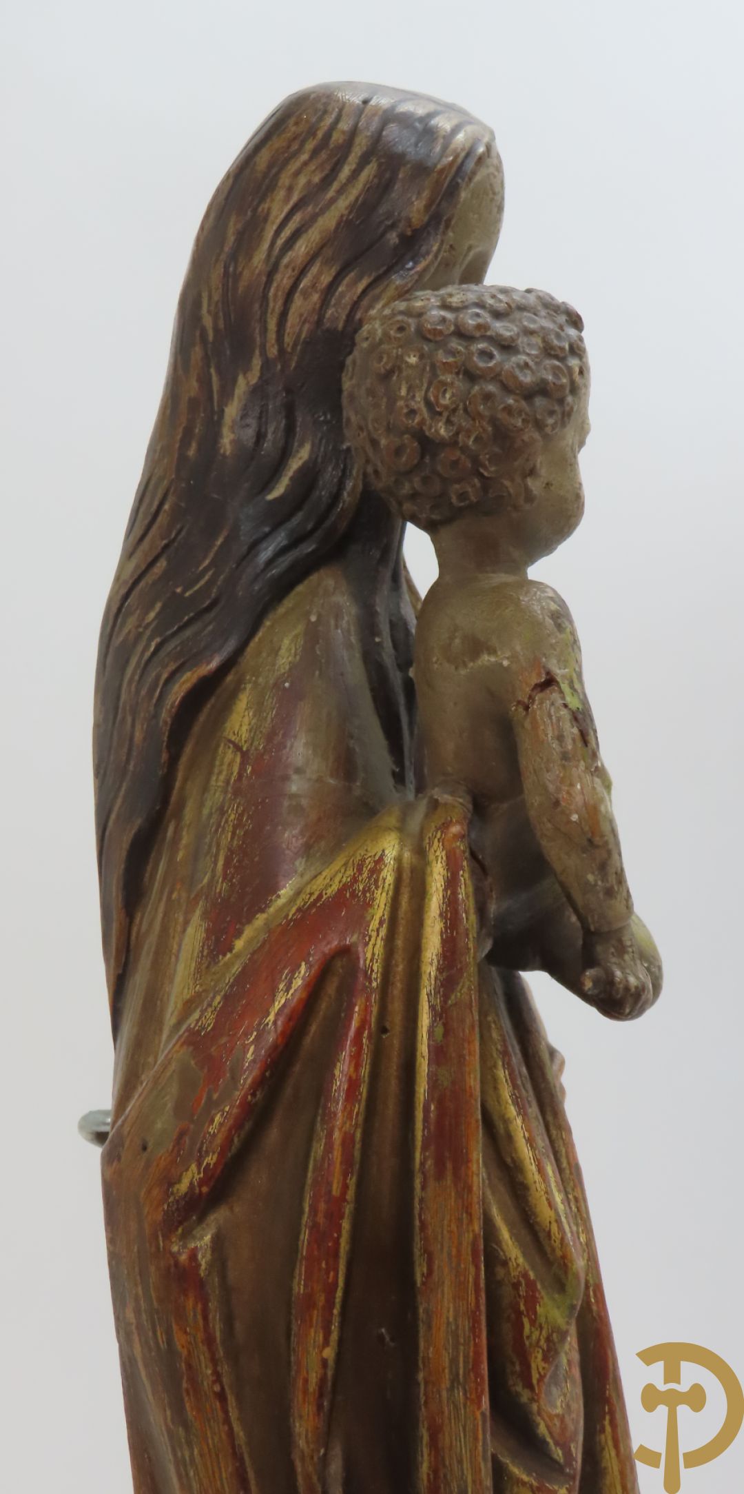 Gepolychromeerde houtsculptuur van madonna met kind gemonteerd op sokkel met accanthusranken