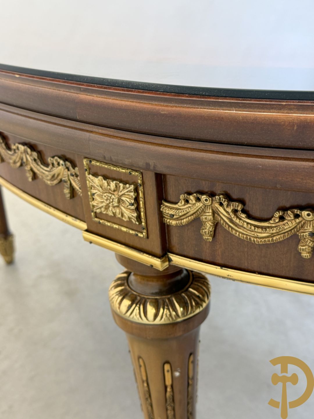 Ovale notelaren tafel bezet met bronsbeslag op gecanneleerde poten