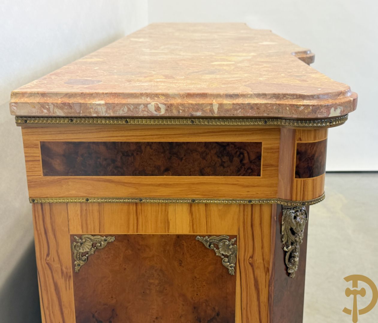 Notelaren driedeursdressoir met bloemenmarquetterie, bronsbeslag en marmeren blad