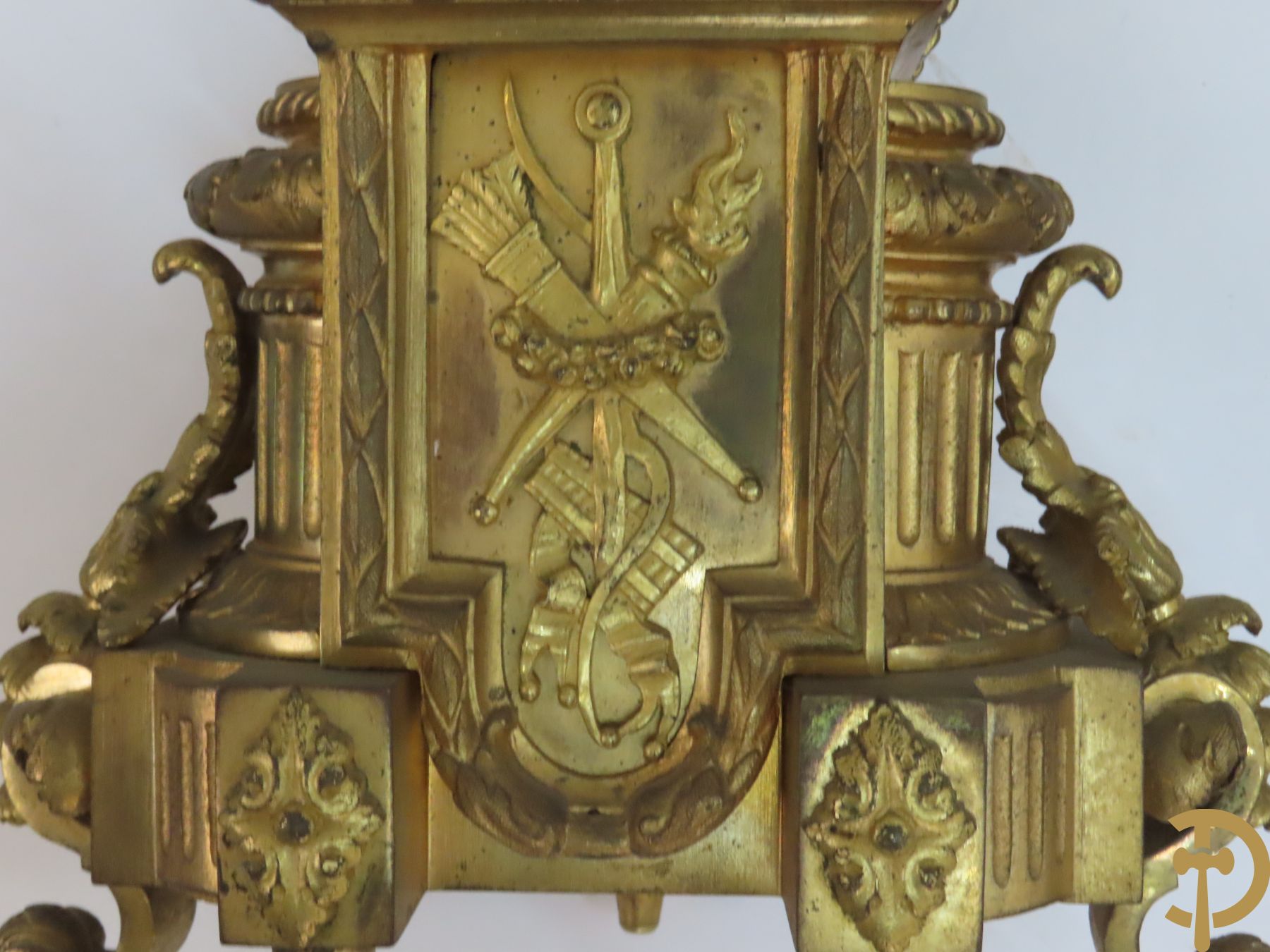 Paar bronzen kandelaars bovenaan bekroond met amfoor en pijlenkoker