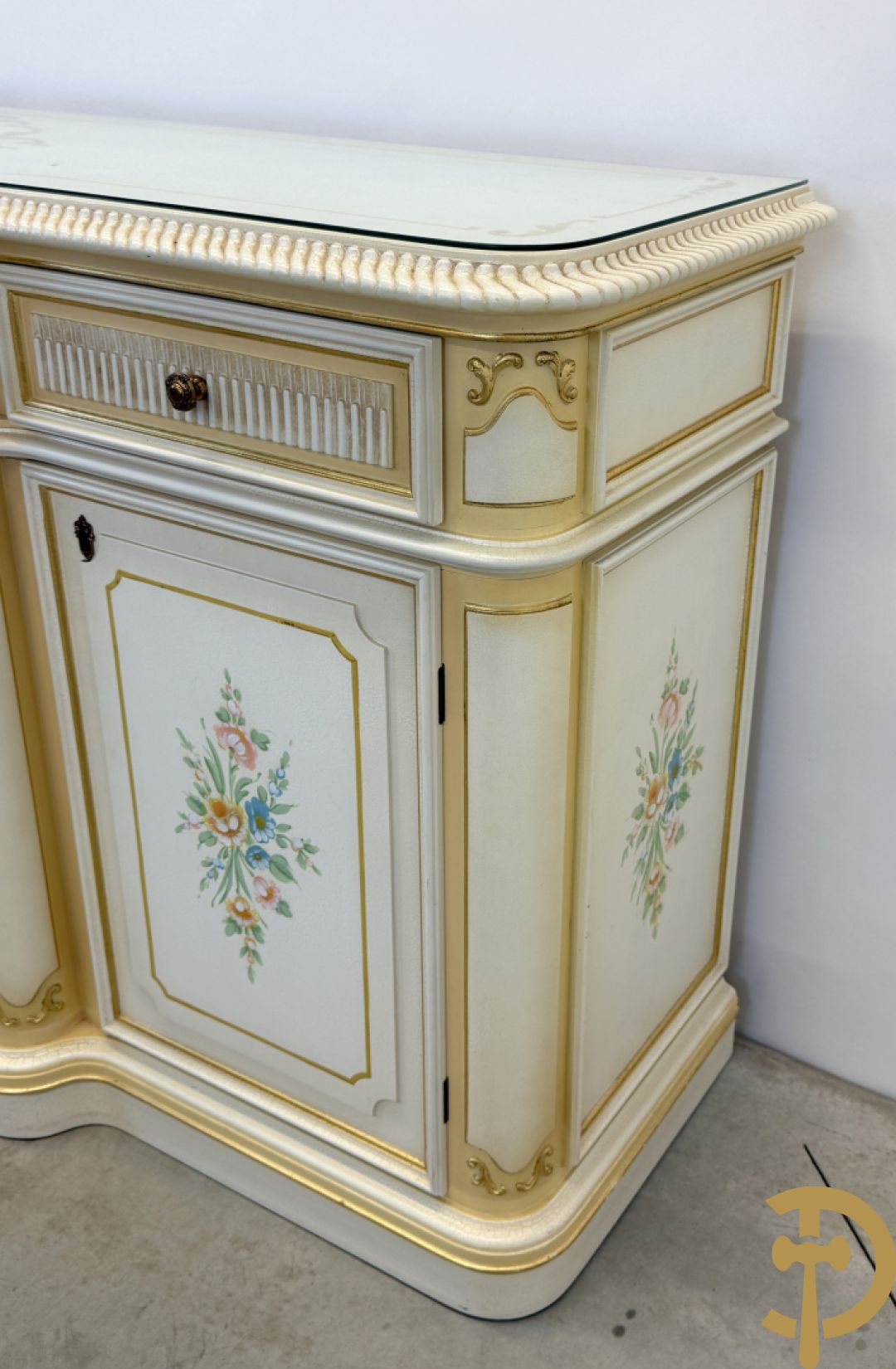 Italiaanse eetkamer met beschilderd bloemenmotief bestaande uit vierdeursdressoir met beschilderde bloemenmotieven, accanthusranken en glazen blad, tafel op gesculpteerde poten en 6 stoelen