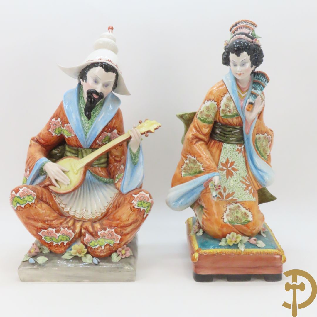 Twee Italiaanse beelden van oosterse dame met bloemen, getekend achteraan Polouioto en oosterse man met snaarinstrument in meerkleurige faience
