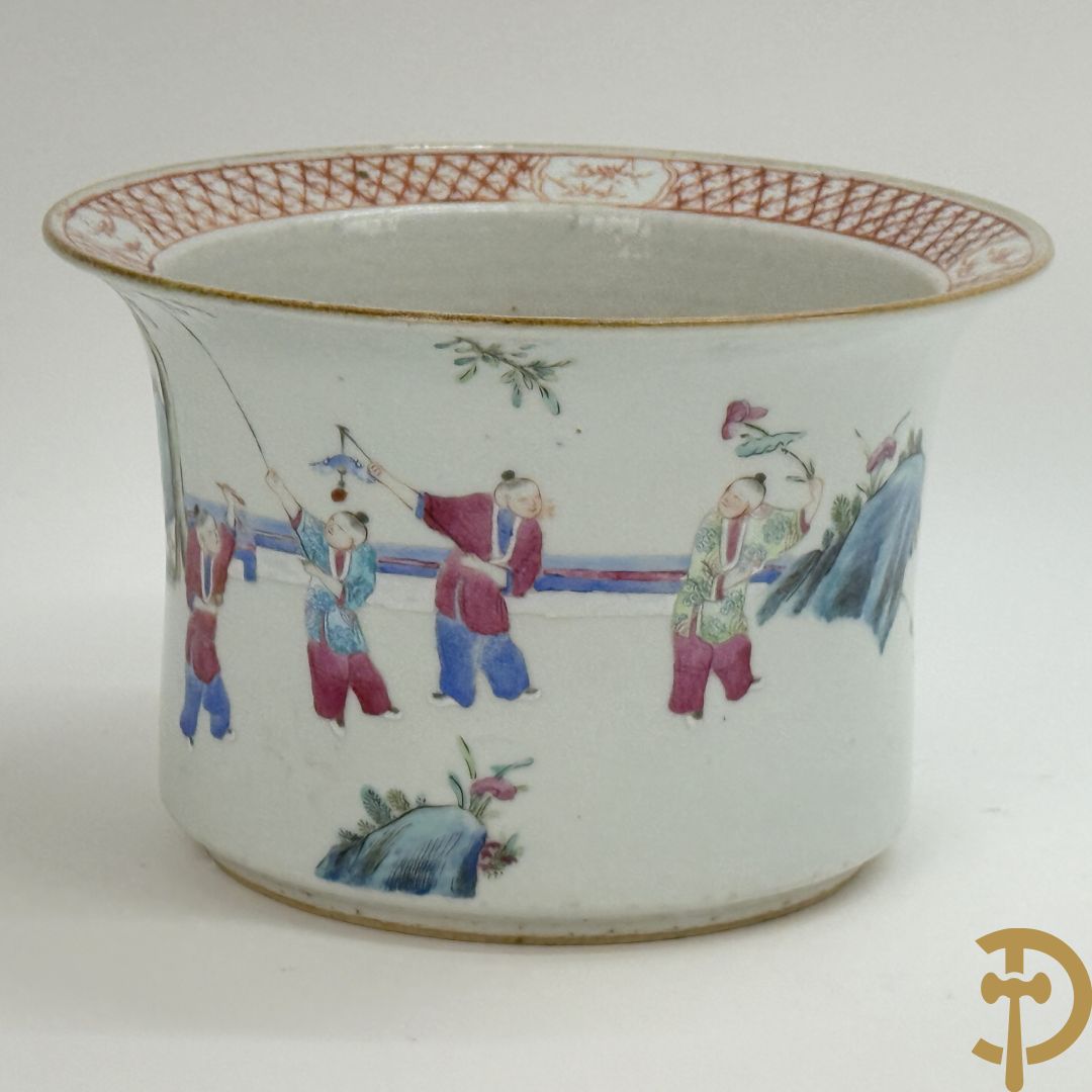 Chinese porseleinen bloemencachepot met decor van kinderen en dames