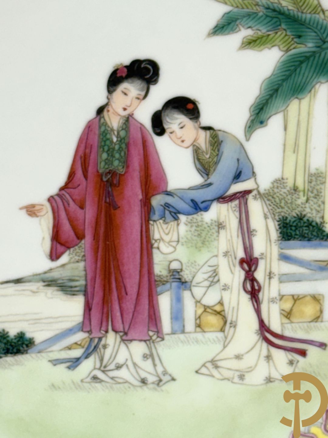 Paar porseleinen Chinese republieksbordjes met decor van dames in landschap