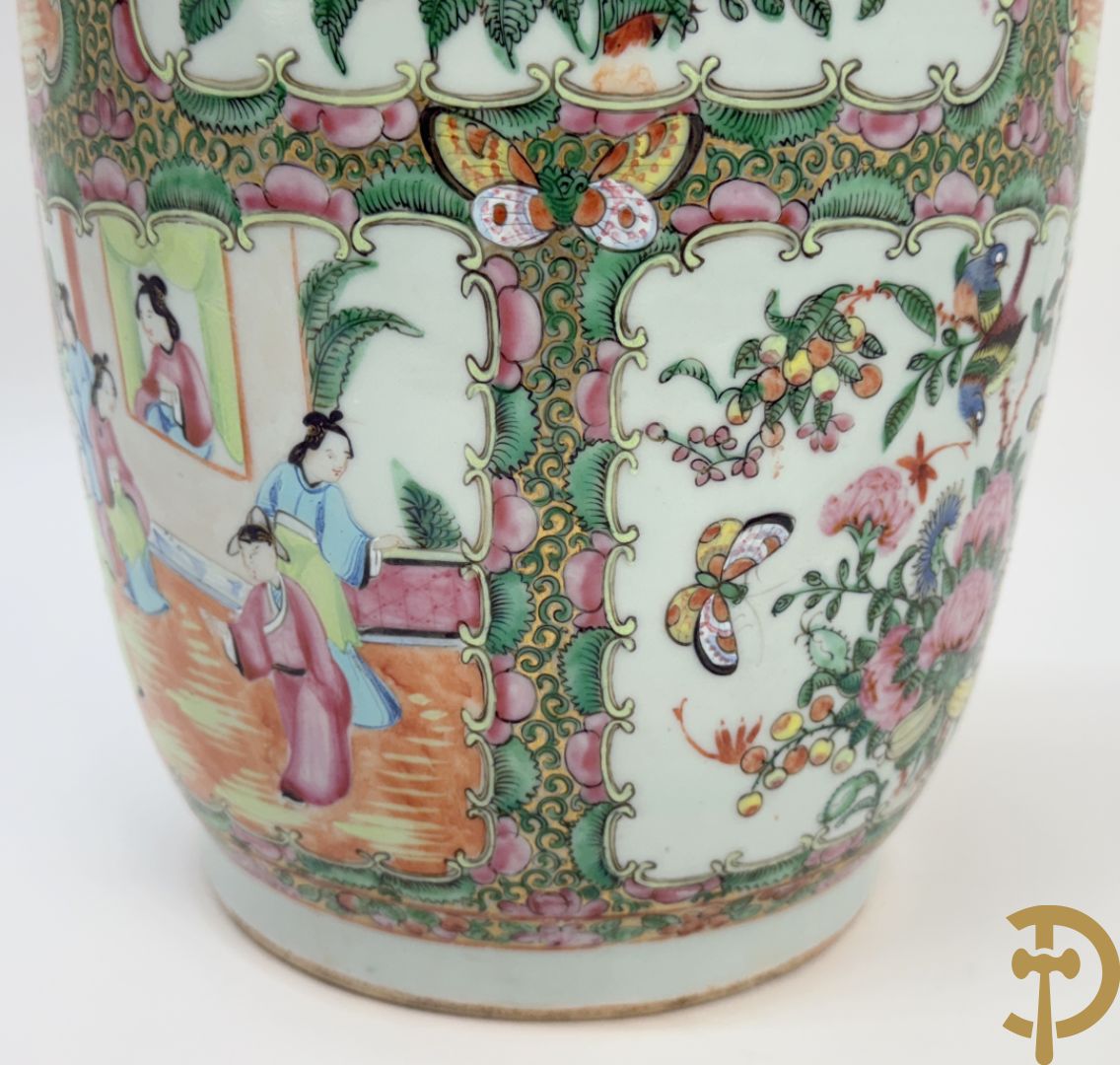 Chinese porseleinen Kanton vaas met geanimeerde taferelen