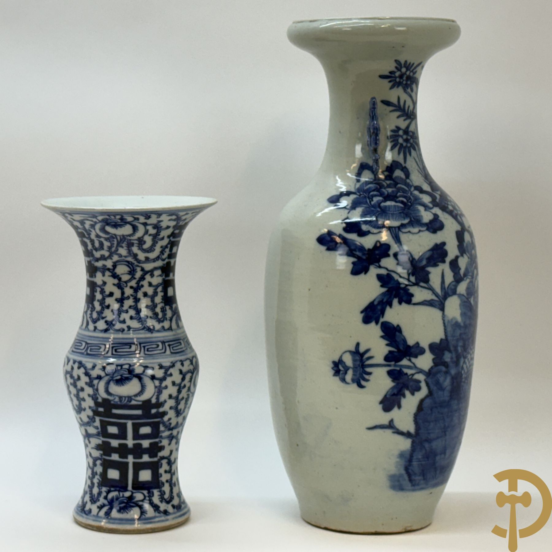 Chinese porseleinen blauw/wit vaas met bloemendecor + Gu vaas met Chinese tekens