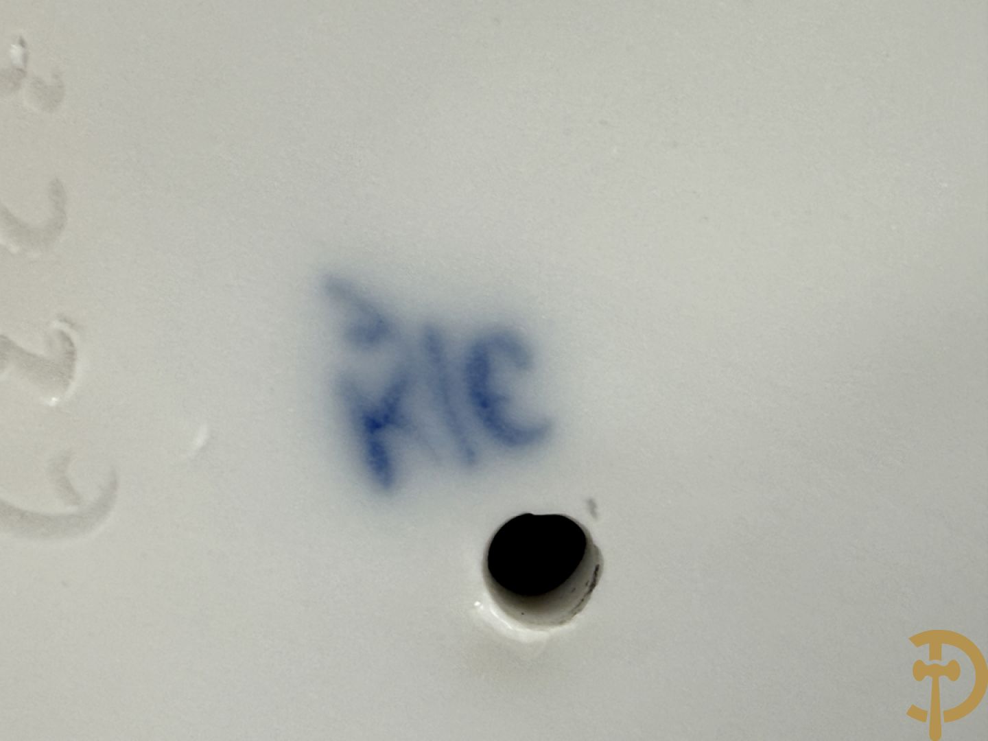 Porseleinen vogel Condor, onderaan gemerkt K/C nummer 2332