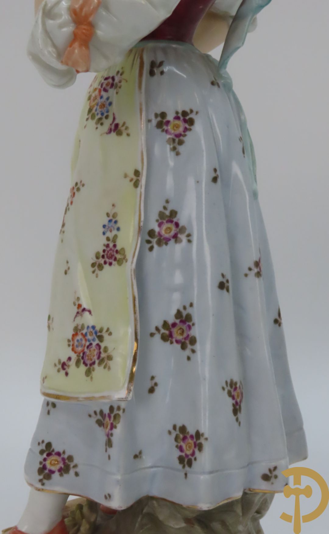 Paar meerkleurige porseleinen beelden van romantisch koppel , onderaan gemerkt