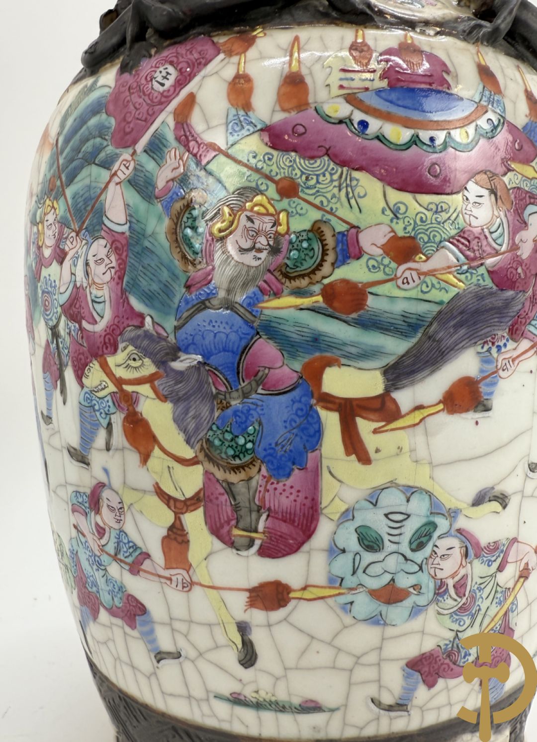 Paar Nankin vazen met dansende figuren en krijgertaferelen op houten sokkels