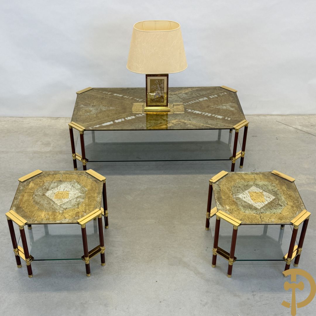 Vintage salontafel met geslepen glazen blad met bladgoud bewerkt op koperen voeten, Meersman Lucas getekend + 2 sidetables met geslepen glazen blad met bladgoud bewerkt op koperen voet, Meersman Lucas getekend + bijhorende lampadaire