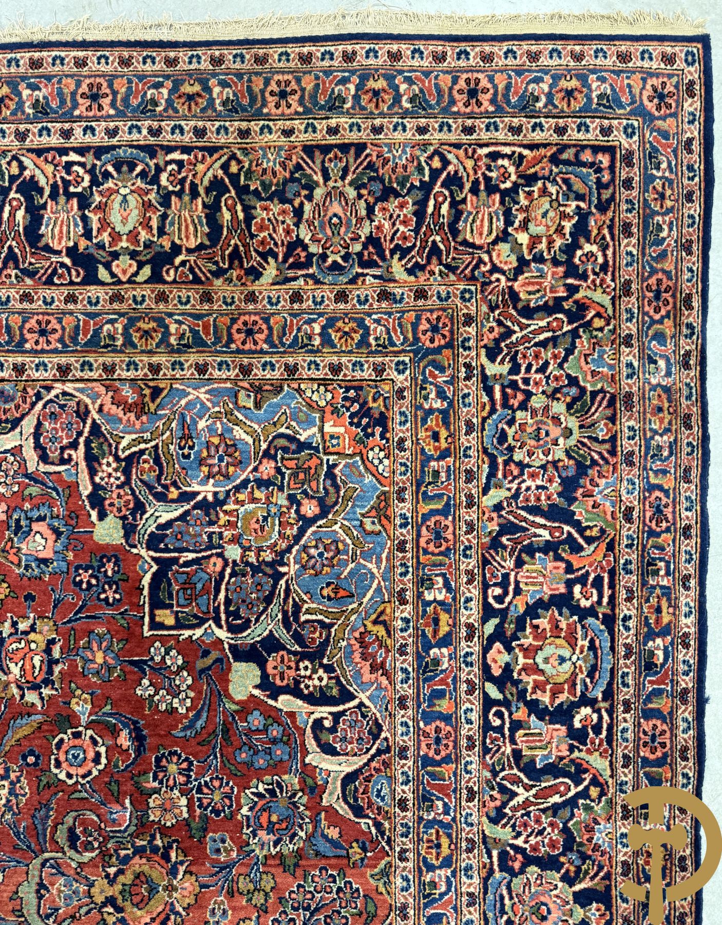 Oosters handgeknoopt tapijt met bloemenmotieven op rode fond