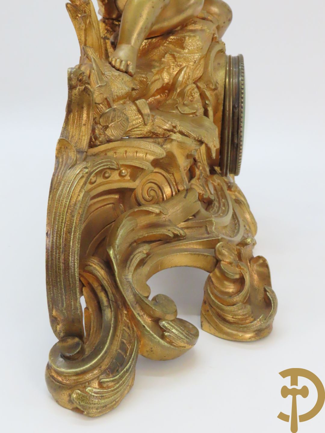 Bronzen schouwklok bezet met 2 cupido