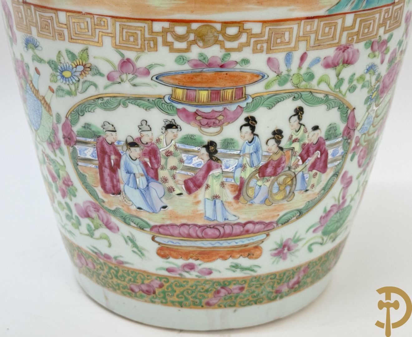 Chinese porseleinen Kanton vaas met geanimeerde hoftaferelen, natuurmotieven, fauna en floradecor