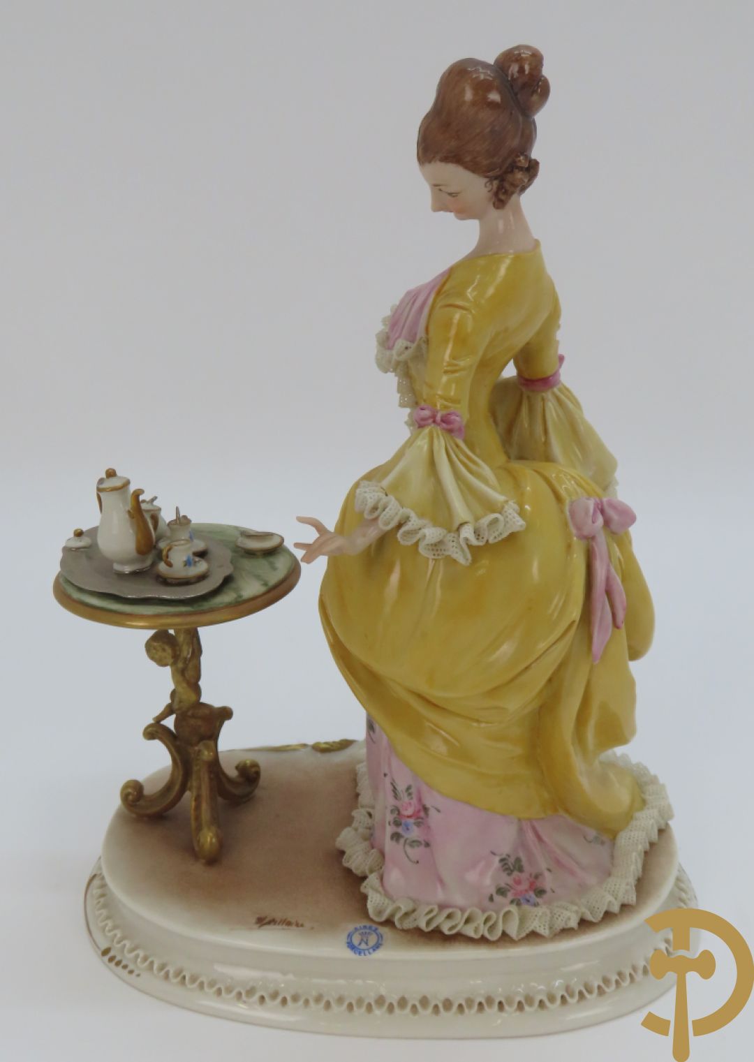 Drie porseleinen sierstukken 