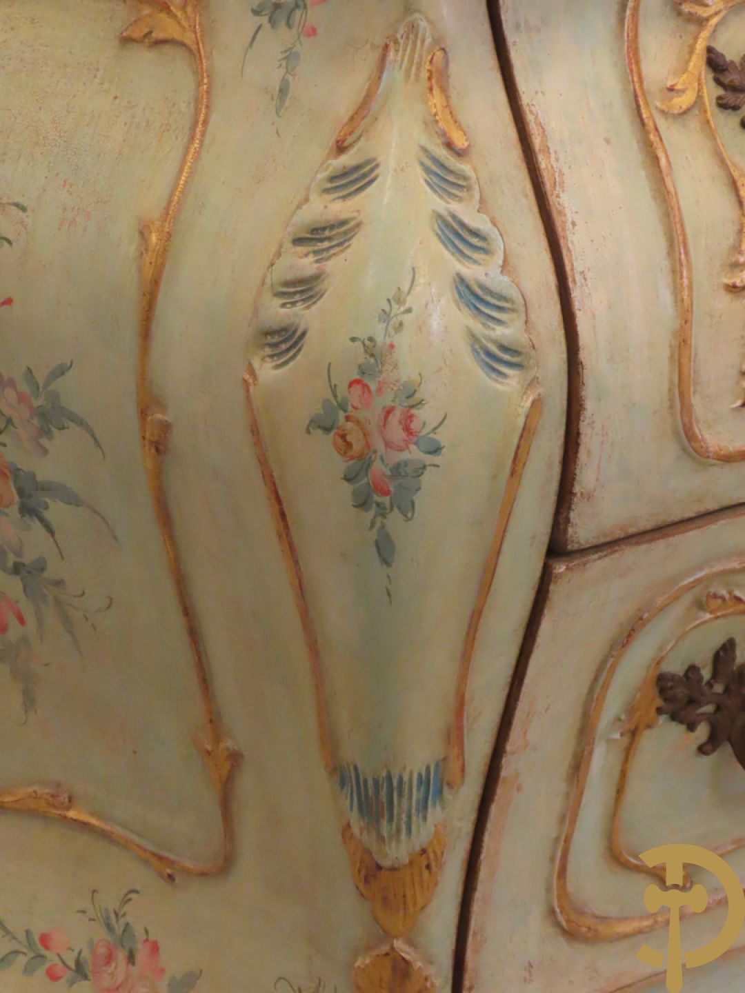 Gegalbeerde tweeladencommode op voluutvormige poten met verguld en beschilderd bloemendecor