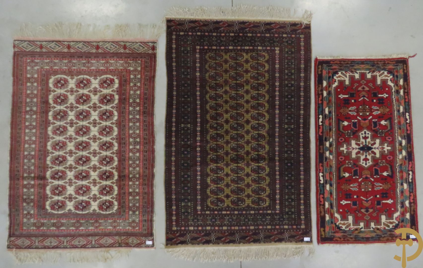 Drie oosterse handgeknoopte tapijten (2 Bouchara en 1 Hamadan)