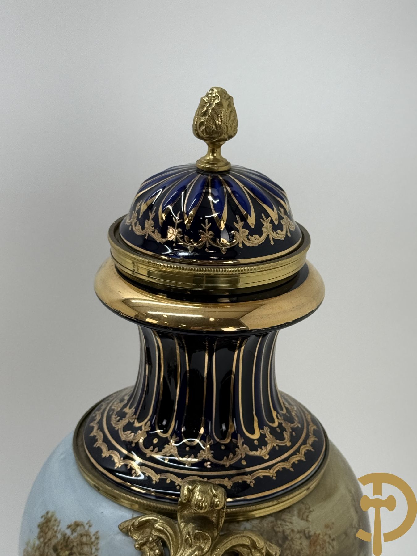 Paar Sèvres stijl vazen met bedrukt geanimeerd decor, naar Boucher