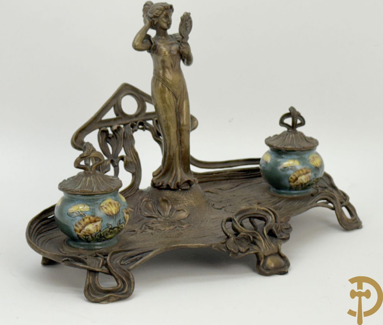 Bronzen inktstel bezet met staande dame met opmaakspiegel en zijdelings met 2 encriers, Art Nouveau stijl