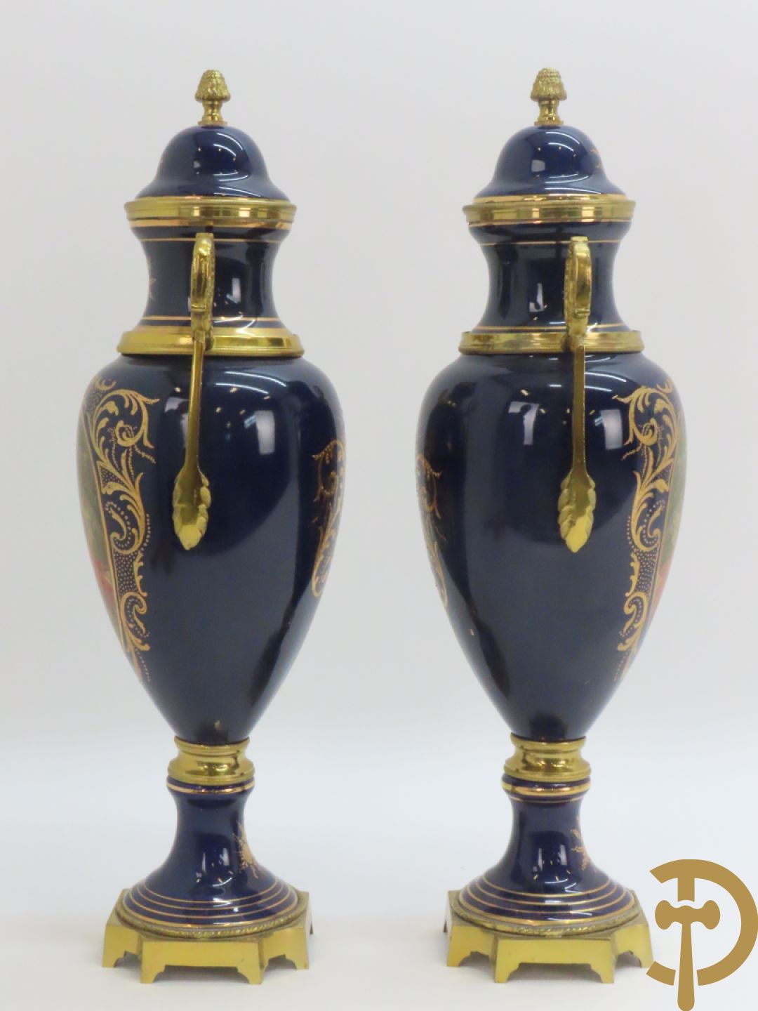 Paar kobaltblauwe dekselpotiches, Sèvres stijl