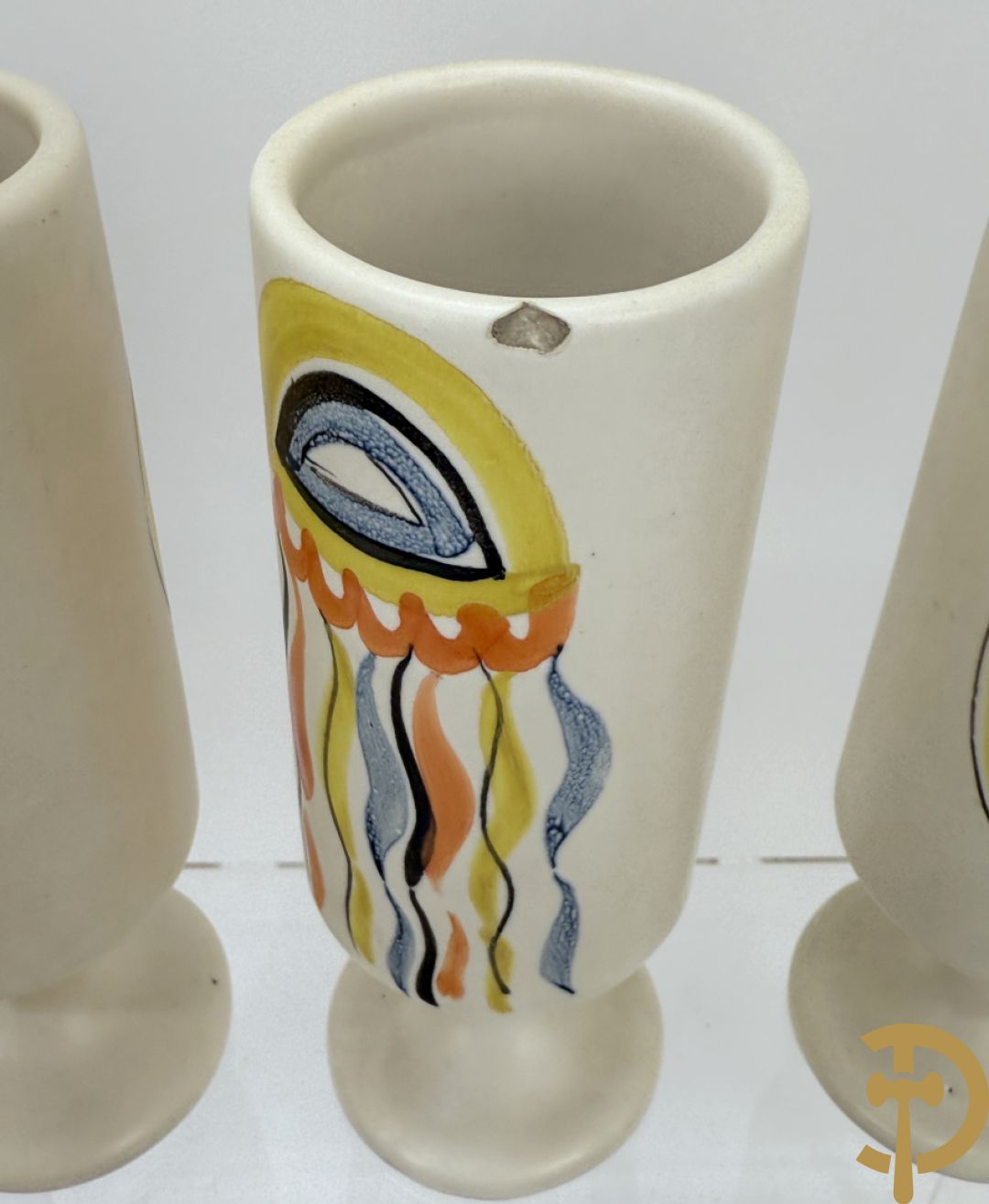 Whisky schenkvaas en 7 keramieken bekers met verschillende decors, Capron Vallauris