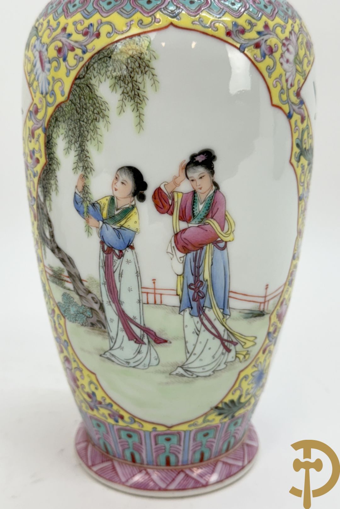 Chinese porseleinen rolvaas met damesdecor, getekend + Chinese porseleinen republieksvaas met damesdecor