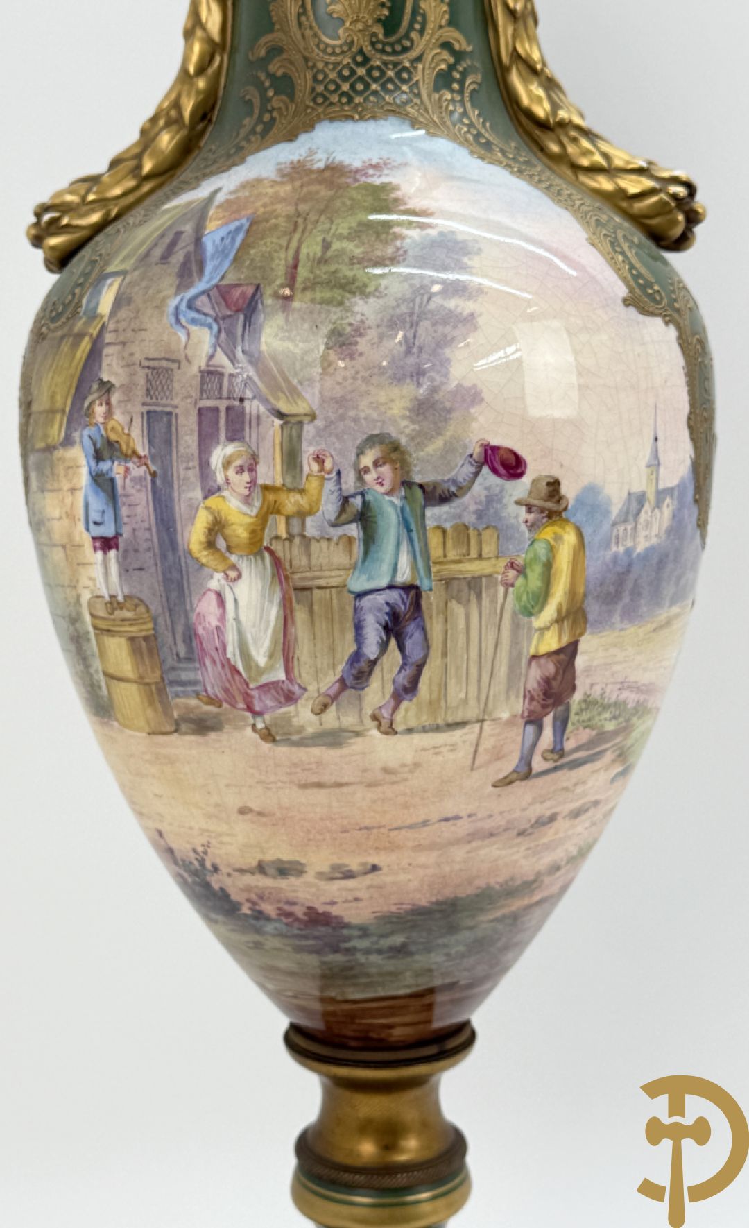 Porseleinen driedelige Sèvres cassolettes met decor van muciserende en dansende personages op groene fond, Aly getekend, gemerkt Sèvres