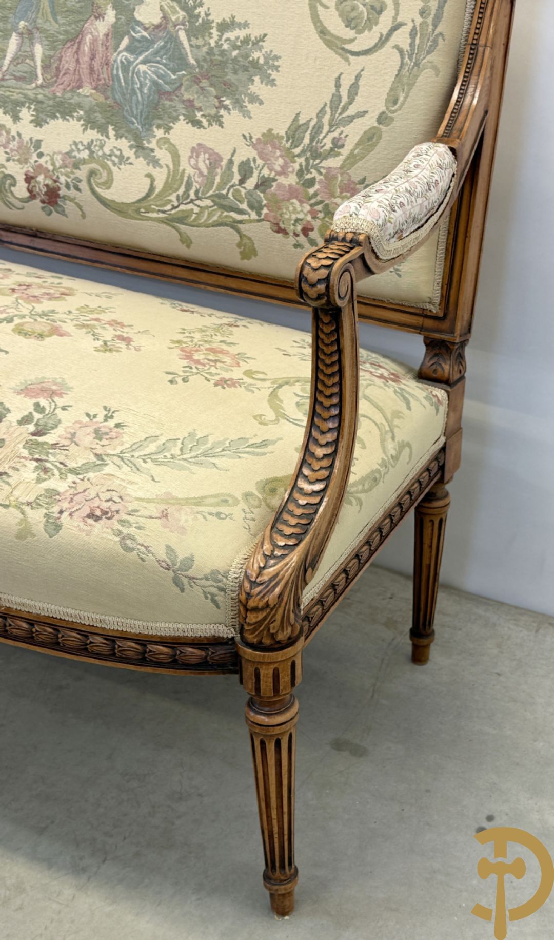 Vijfdelig notelaren Louis XVI salonensemble bestaande uit canapé, 2 armzetels en 2 stoelen