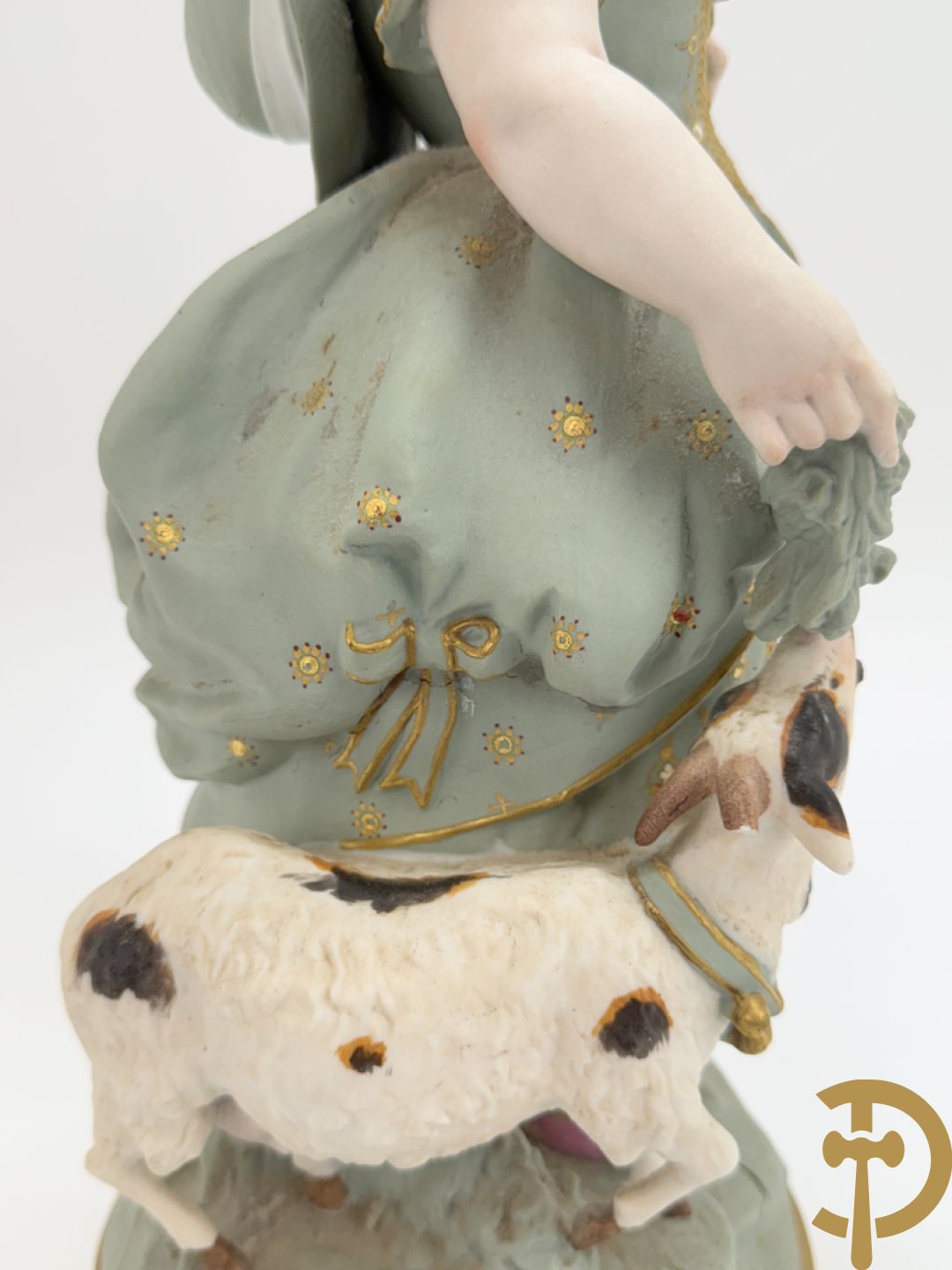 Paar grote Franse gekleurde biscuits van meisje en 
 jongen met schaap en geit