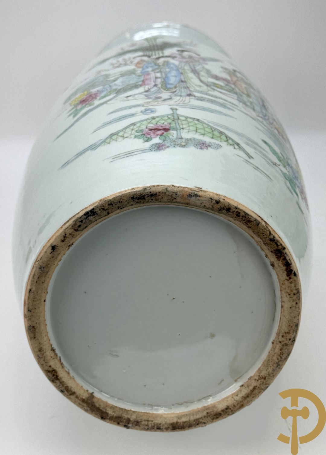 Paar Chinese porseleinen vazen met decor van dames in landschap