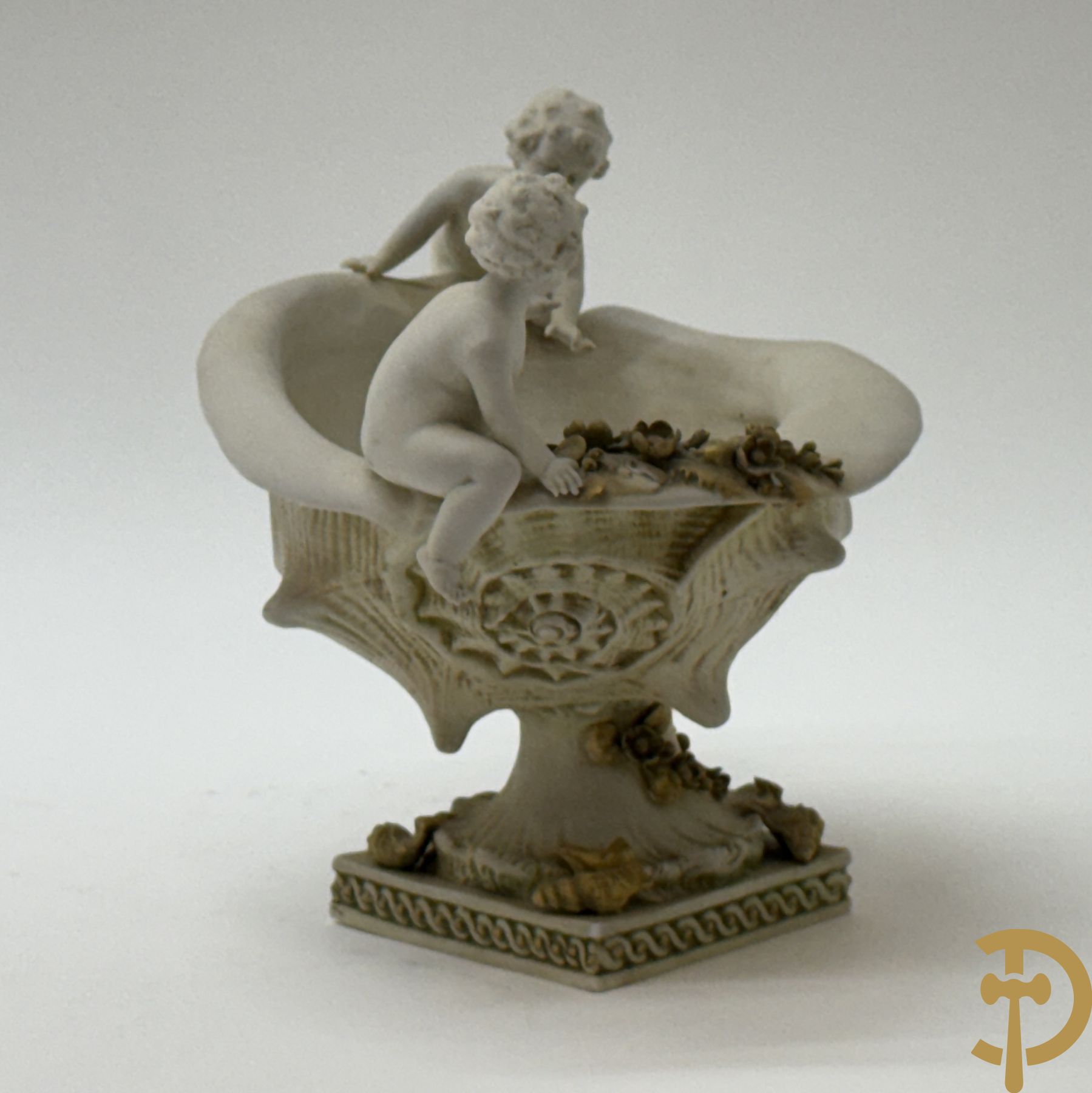 Biscuit coupe rocaille met 2 cupido