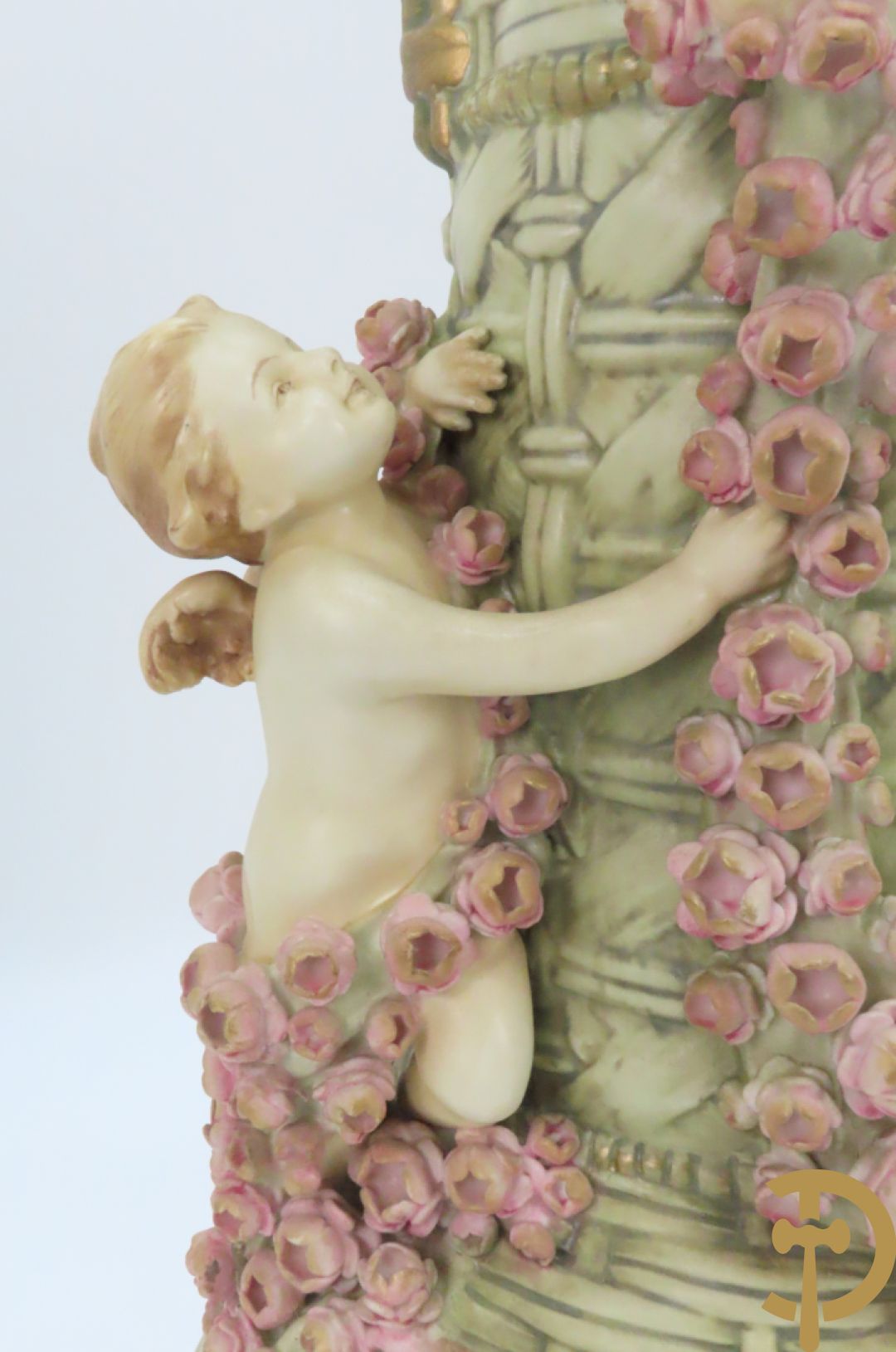 Paar meerkleurige faience vazen,  Austria gemerkt, met cupido
