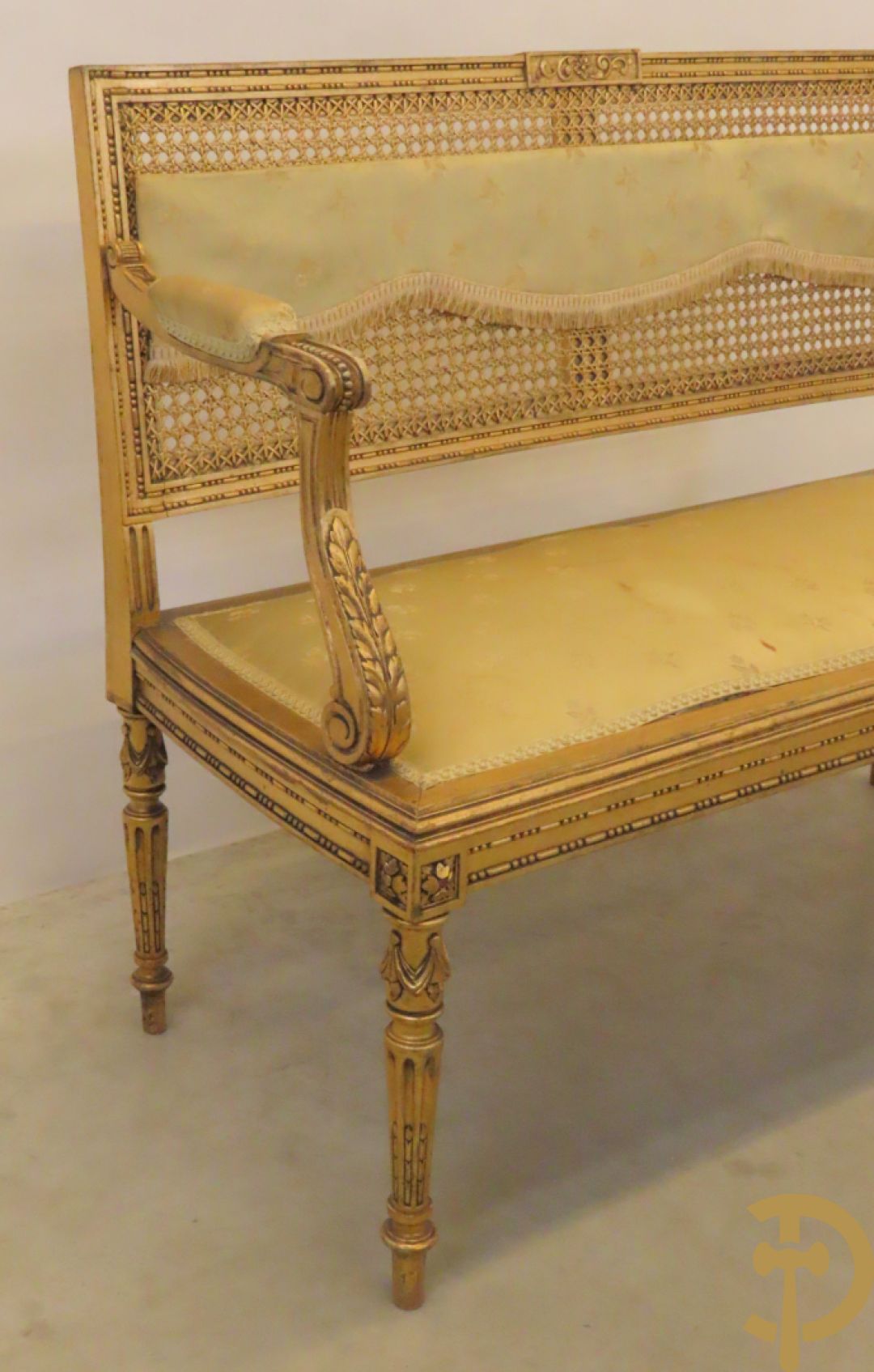 Vergulde tweepersoons canapé met accanthusranken en canage in de rug