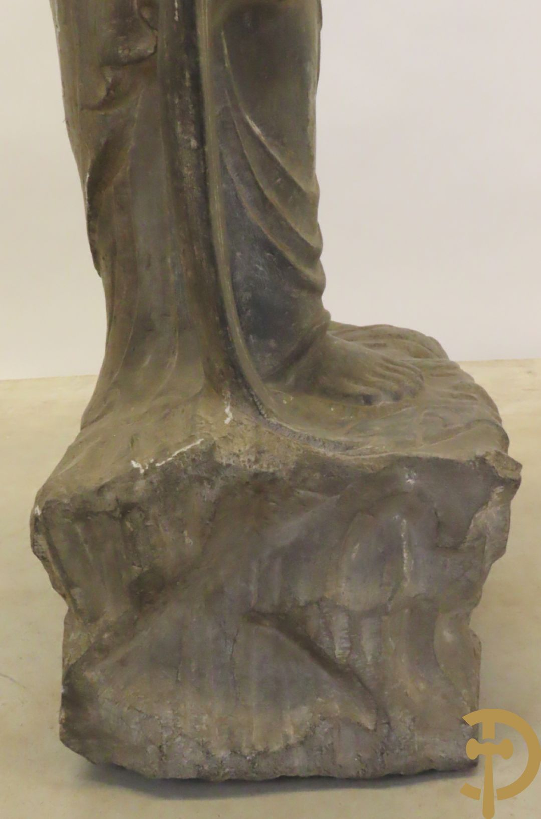 Aziatisch handgesculpteerd stenen beeld van een staande boedha