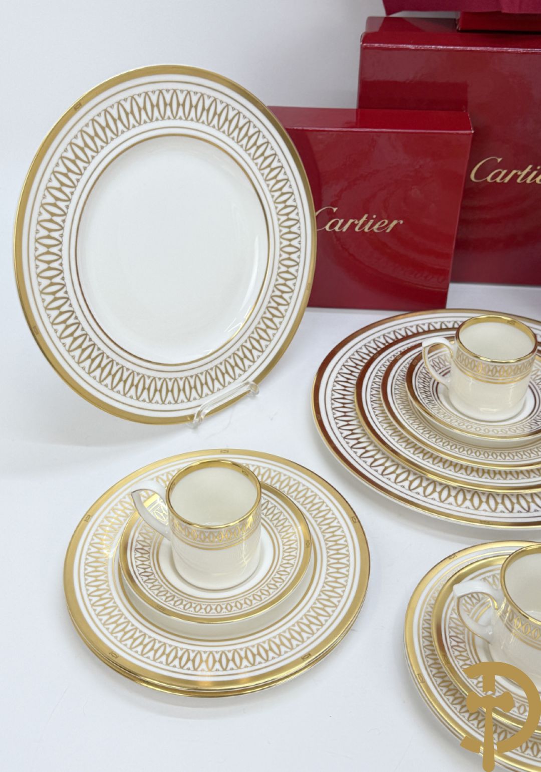 Porseleinen servies Cartier met vergulde rand bestaande uit 4 grote borden, 8 dessert bordjes, 8 koffie kopjes en schoteltjes en 8 kleine bordjes, La Maison Des Must