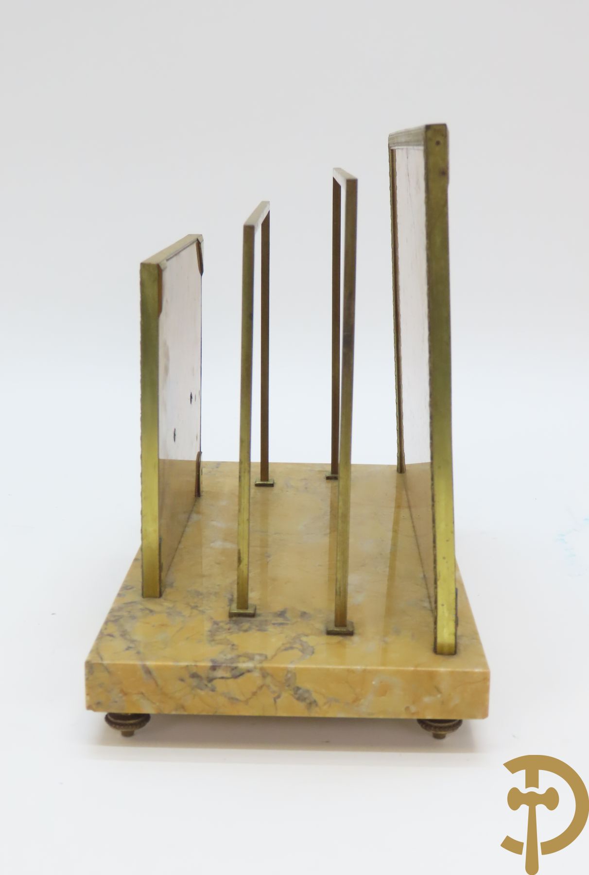 Marmeren inktstel met centraal verguld bronzen beeld met figuur van Lorenzo De Medici naar Michelangelo marmeren brievenhouder