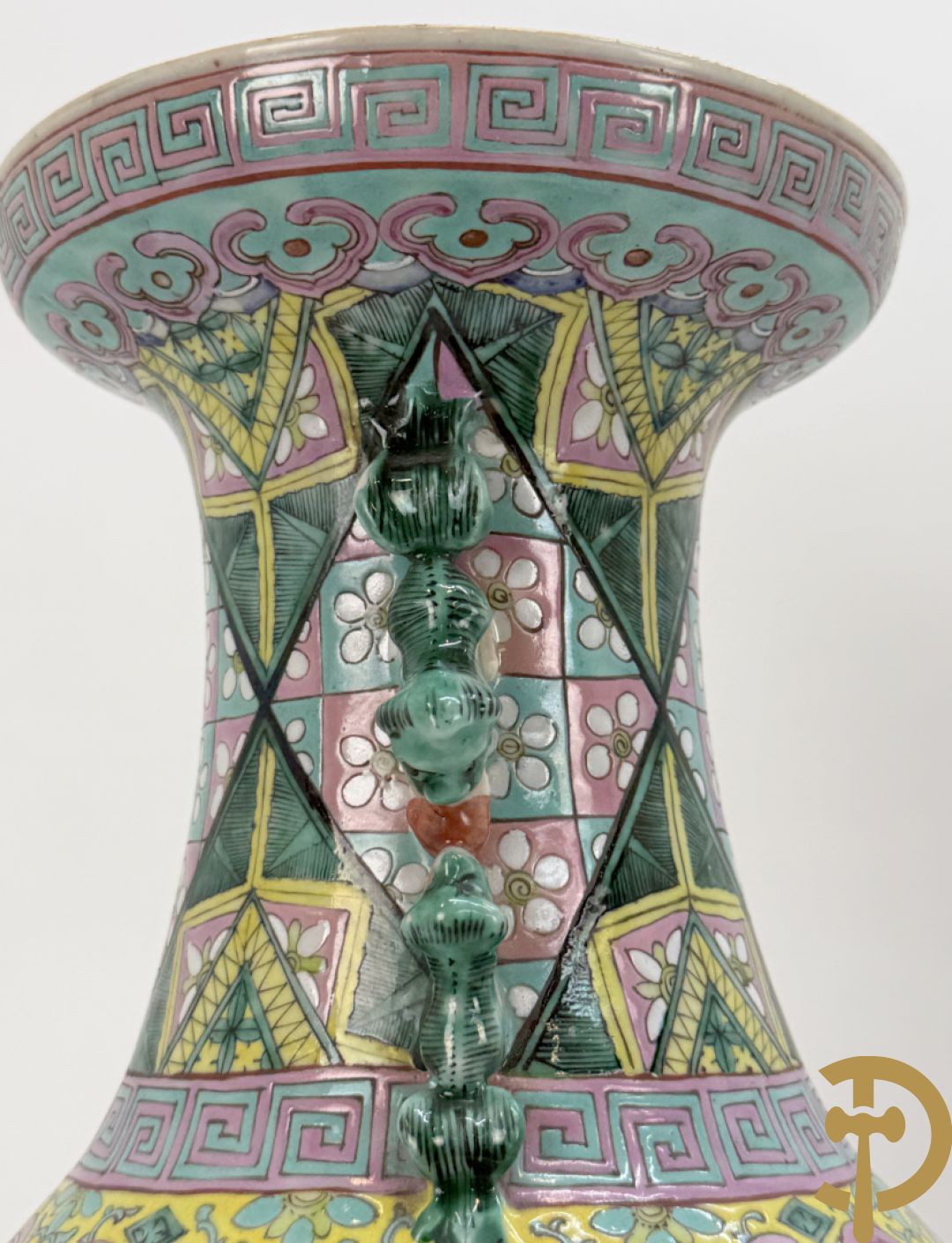 Chinese porseleinen vaas met ruitvormen en geometrische patronen, bovenaan met fo honden bezet