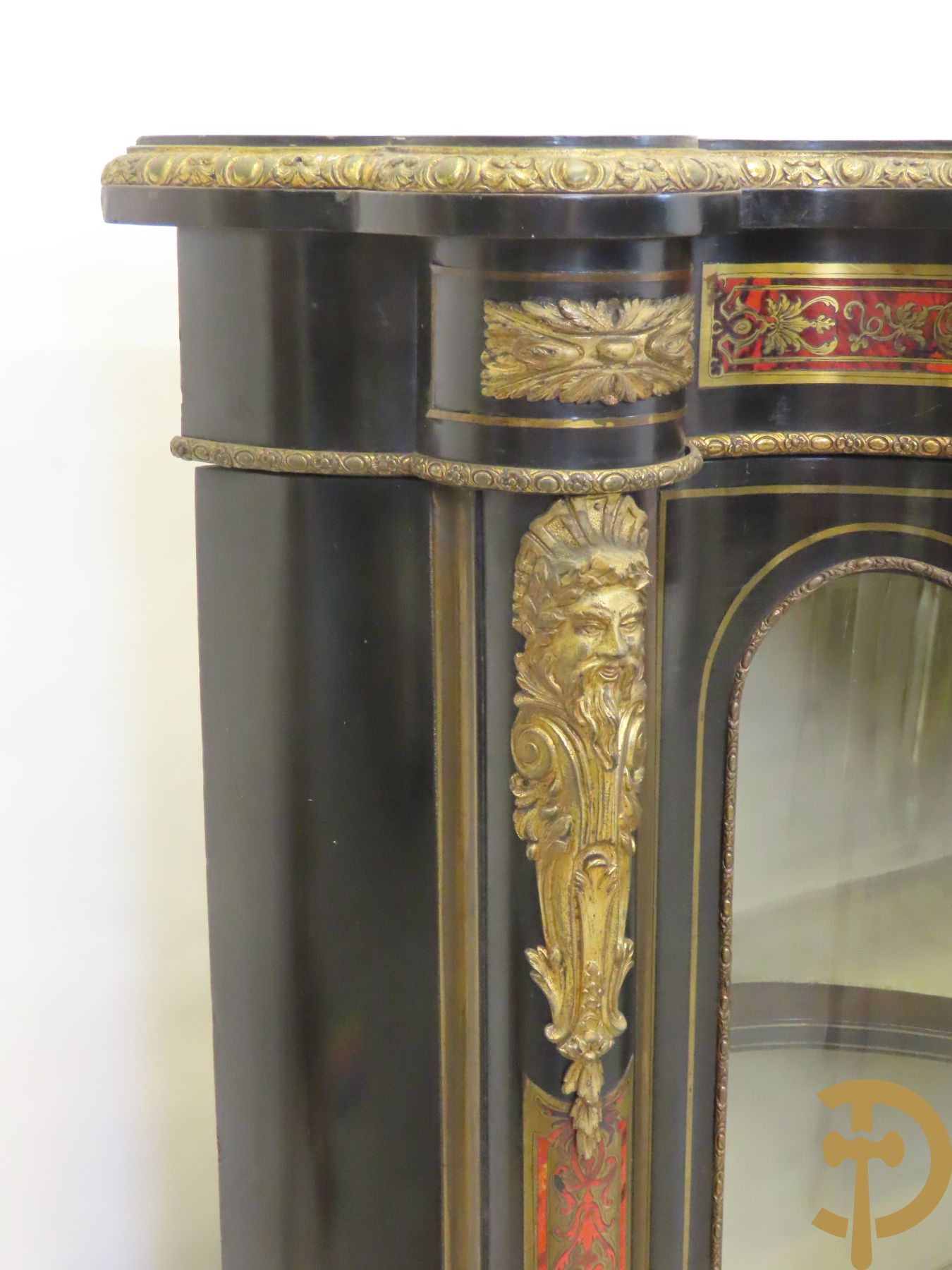 Groot Napoleon III dressoir met centrale deur bezet met medaillon in Boulletechniek - zijdelings met deuren in vitrineglas - bezet met bronzen ornamenten