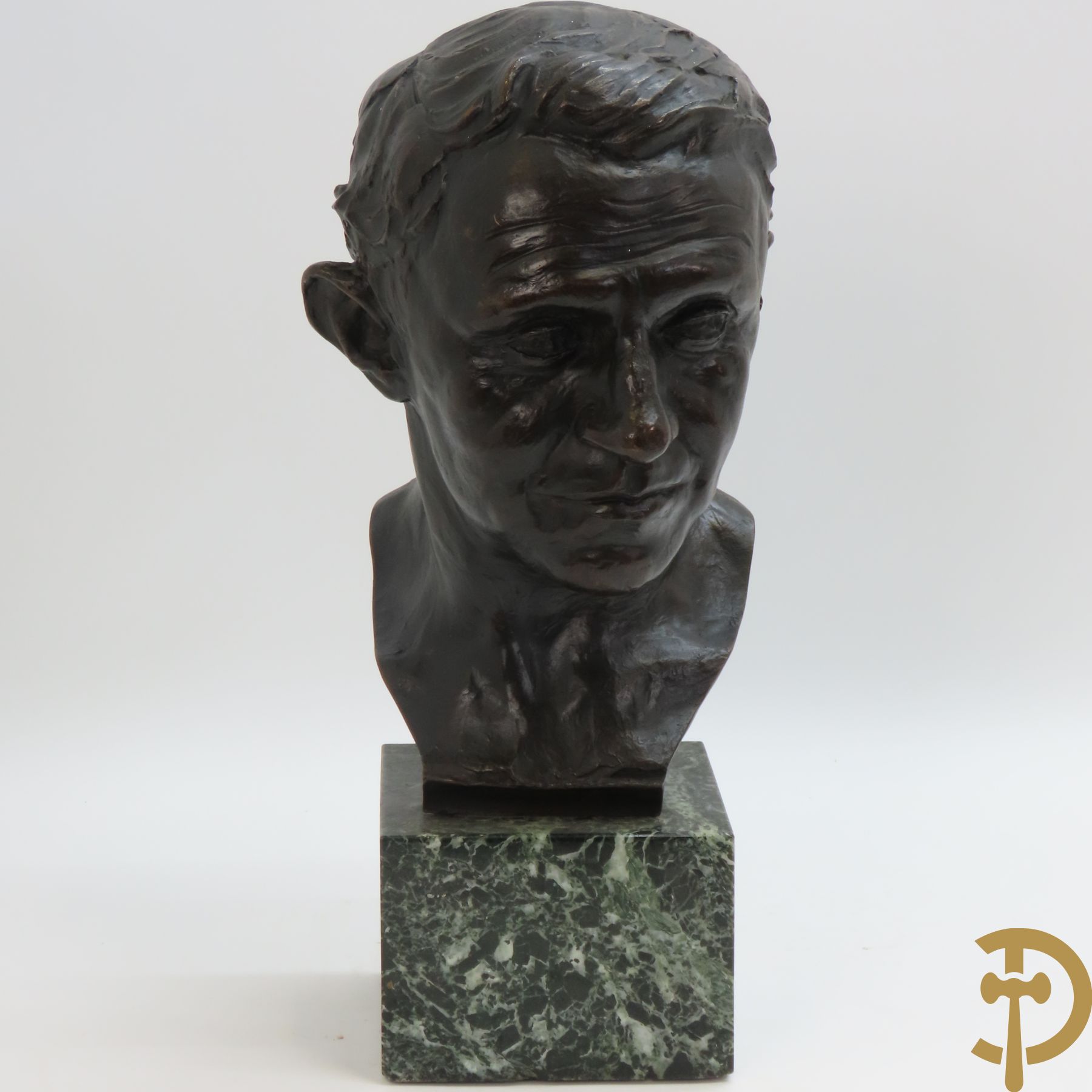FERSTEL L. get. 'Buste van een man' bronzen beeld op marmeren sokkel