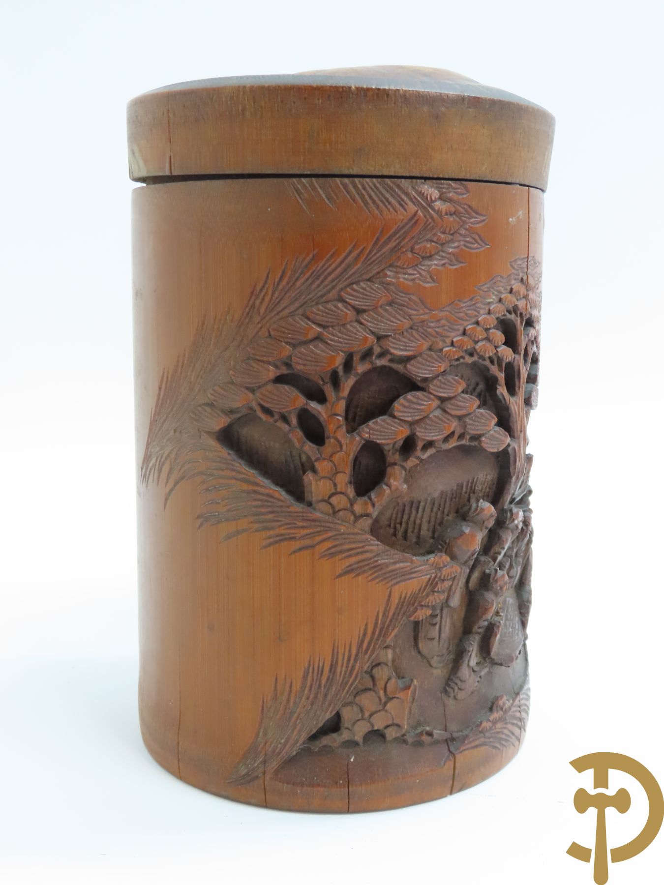 Drie handgesculpteerde Aziatische bamboe dekseldoosjes + gesculpteerd dekseldoosje in bamboe met Aziatische taferelen + houten gesculpteerd schaaltje met landschapsdecor