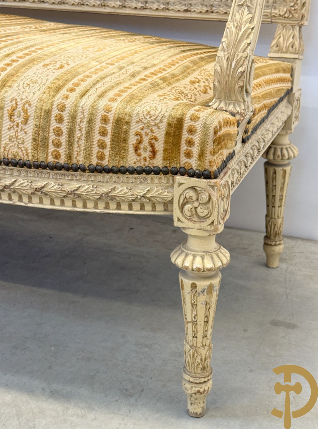 Gemonochromeerd salonensemble met gesculpteerde bladranken bestaande uit canapé, 2 armzetels en 3 stoelen