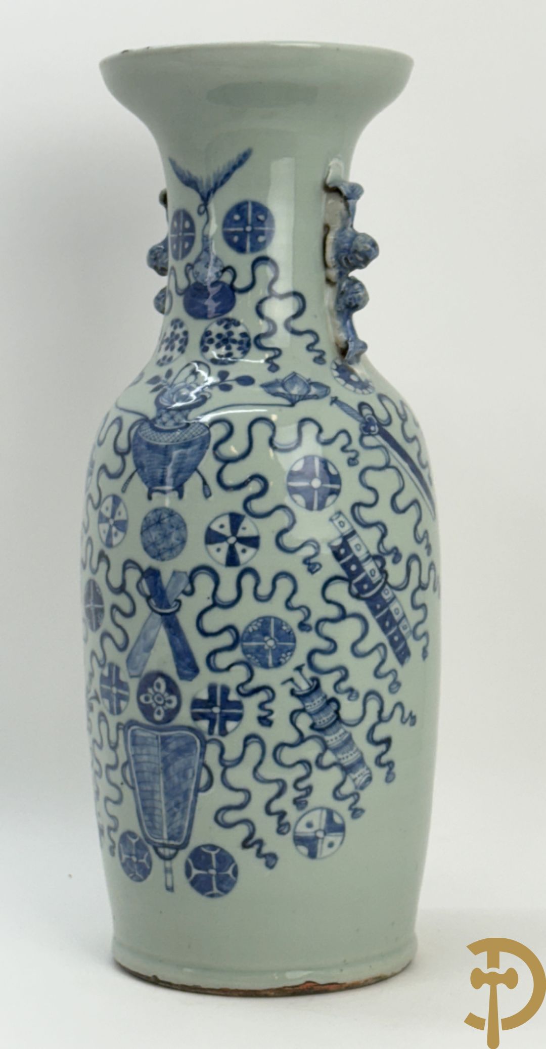 Chinese porseleinen celadon vaas met antiquiteitendecor