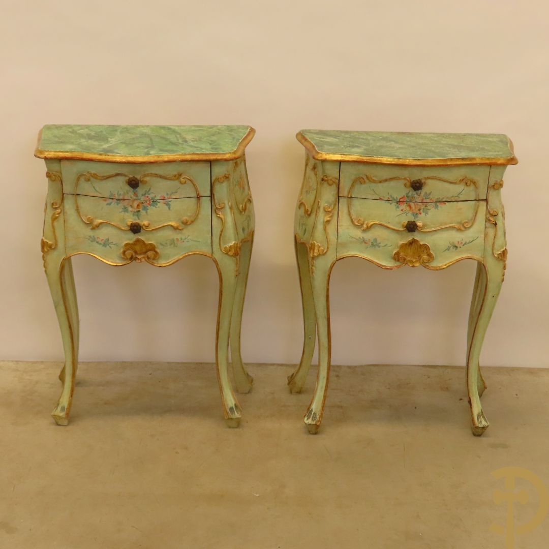 Paar gegalbeerde en gemonochromeerde bijzetkastjes met 2 lades en beschilderd bloemendecor op voluutvormige poten