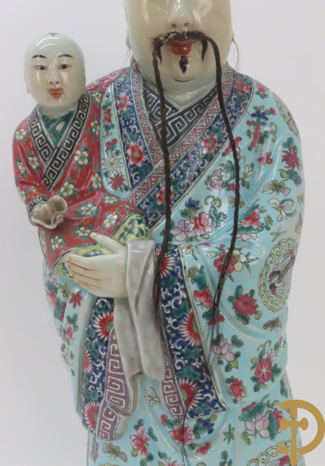 Chinese porseleinen wijsgeer dragende een kind