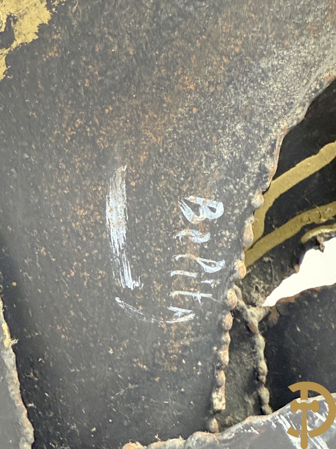 Smeedijzeren decoratief basrelief met keramieken vissen