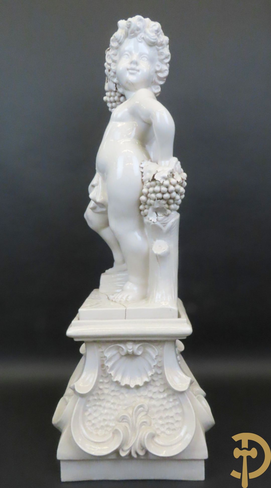 Engel met druiventrossen in Italiaanse majolica op sokkel