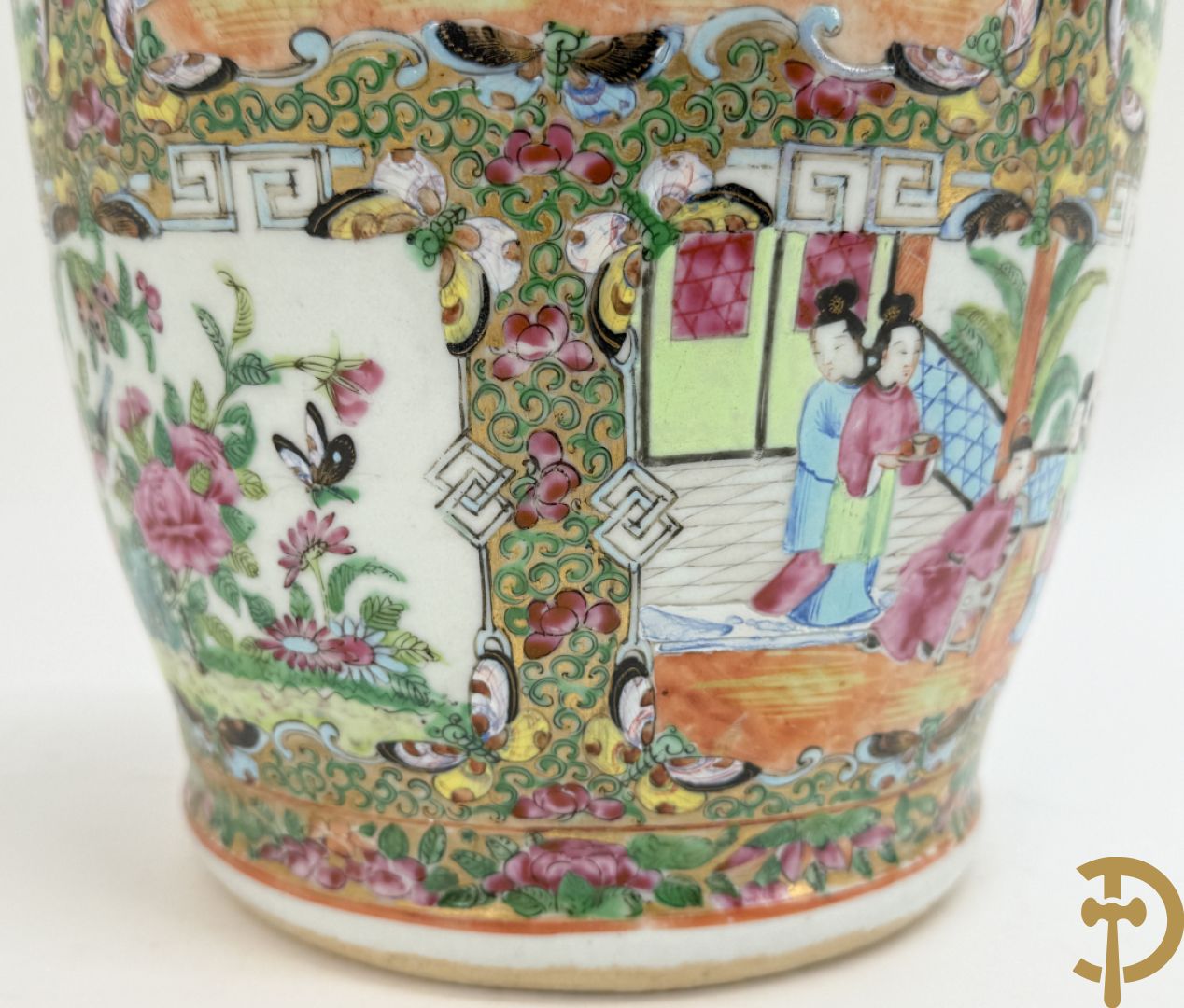 Chinese porseleinen Kanton vaas met geanimeerde taferelen en natuurdecor