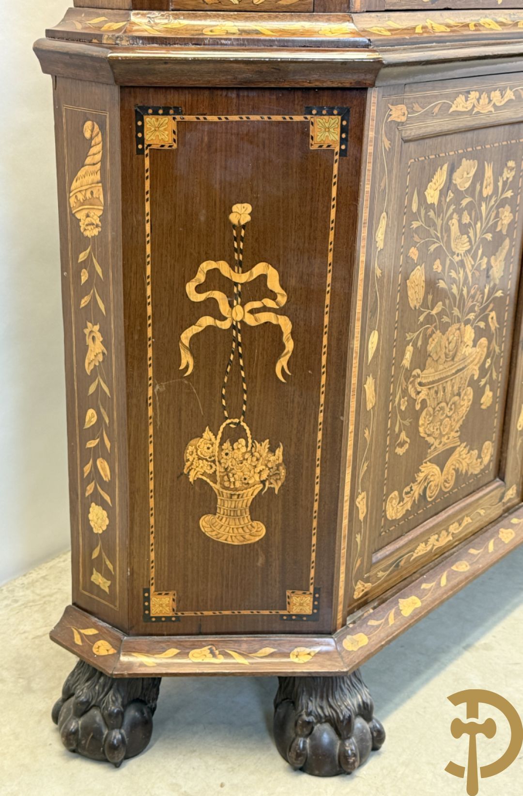 Hollandse vitrine met gemarketteerd bloementafereel, bovenaan met 2 beglaasde deuren en rocaille als kuif - onderaan met 2 gesloten deuren bezet met amforen, vogels en bloemenmarketterie