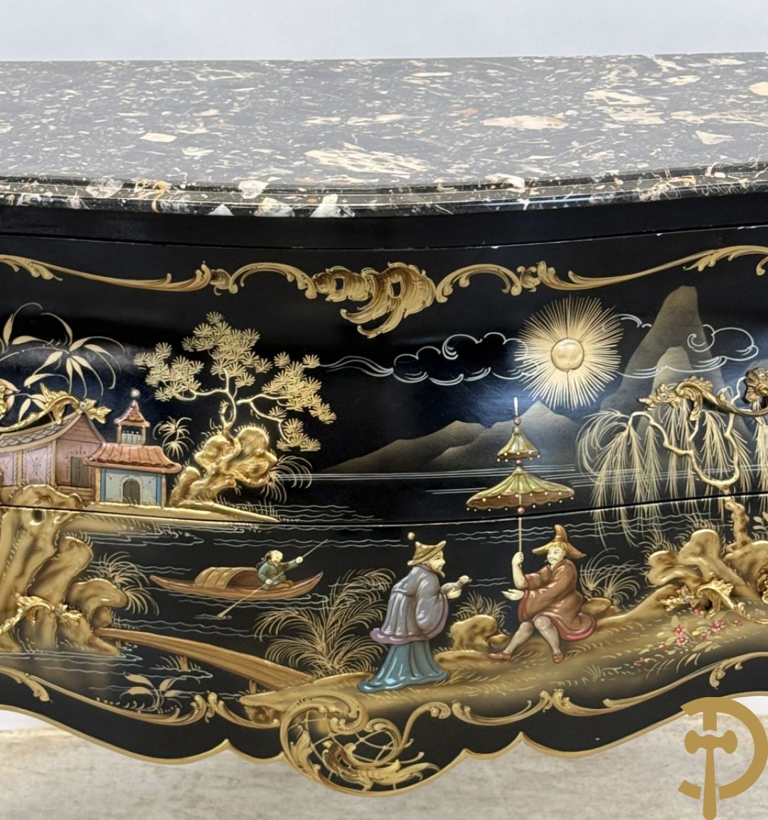 Zwartgelakte gebuikte tweeladencommode met Chinoiserie decor en marmeren blad