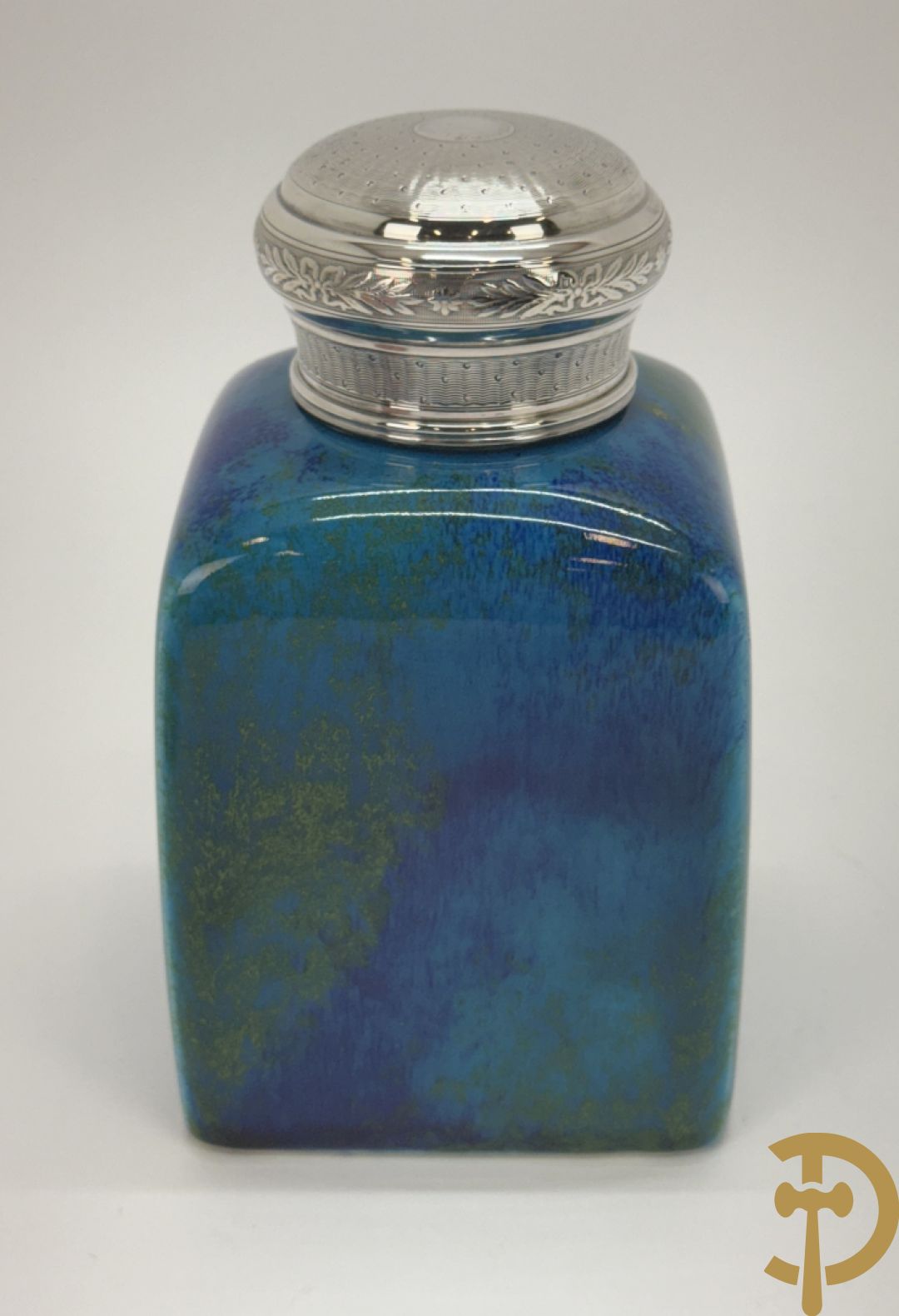 Vierkante blauw porseleinen fles Sèvres (Paul Milet) gemerkt met zilveren dop + dekseldoos Capo di Monte met cupido